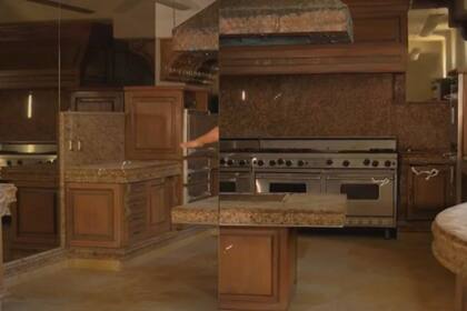 La casa tiene una enorme cocina equipada