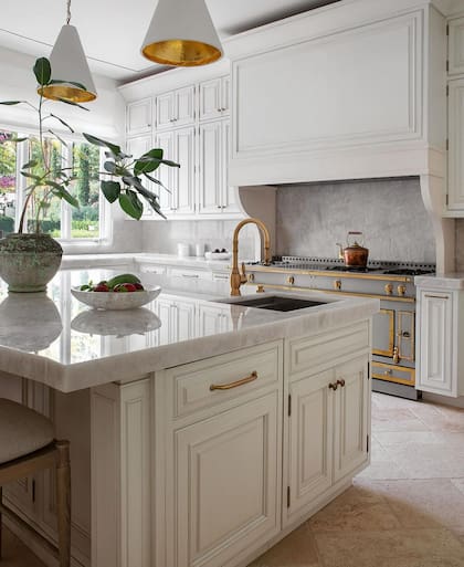 La casa tiene una espaciosa cocina en blanco y dorado (Foto: Instagram @archdigest)