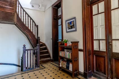 La casa tiene una fuerte presencia de madera, como en la escalera principal