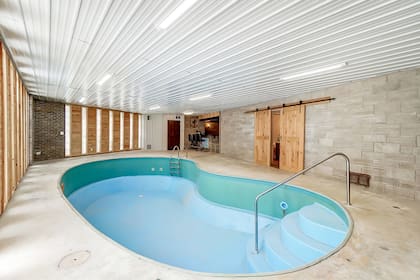 La casa tiene una pileta cubierta para darse un chapuzón en cualquier momento del año