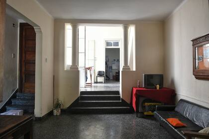 La casa tiene una sala en la entrada en la que pueden estar las visitas. El resto del lugar es solo para quienes viven ahí y el staff