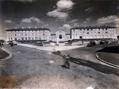 La Casa Veraniega de la Empleada, una de las construcciones emblemáticas de Punta Mogotes, en el sur de la bahía. La imagen es de 1944. Hoy, reformado, es el Hotel Santa Teresita.