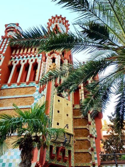 La Casa Vicens es un edificio modernista que se construyó entre 1883 y 1888. En la fecha en la que se construyó, Gracia era todavía un núcleo urbano independiente de Barcelona y poseedor de Ayuntamiento propio, con la categoría de villa. Esta obra pertenece a la etapa orientalista de Gaudí.