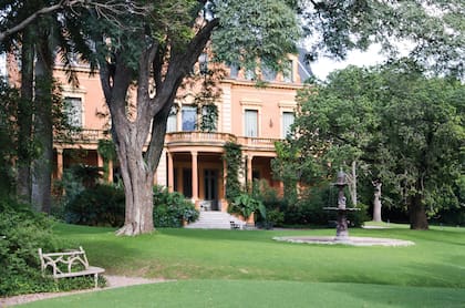 La casa y el jardín de Villa Ocampo reflejan la influencia inglesa, muy típica de la época en que fueron diseñados.