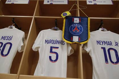 La casaca del argentino junto a la de los brasileños Marquinhos y Neymar