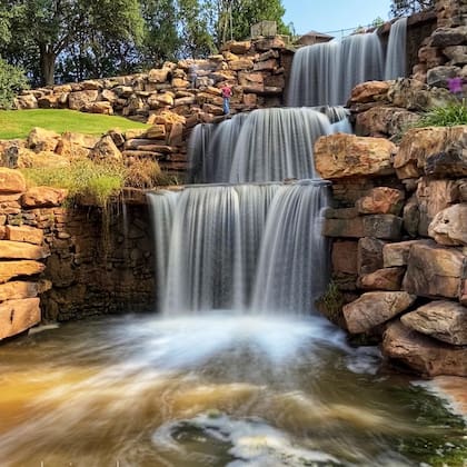 La cascada de Lucy Park es uno de los atractivos naturales de la ciudad de Greg Abbot (Instagram/@danimackenna)