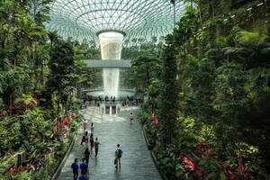 Jardín de mariposas, cines y cascadas gigantes: así es el aeropuerto que parece una ciudad del futuro