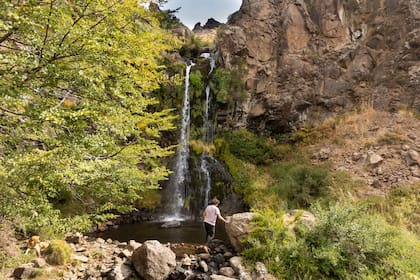 La cascada que marca el final del sendero.