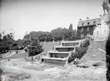 La cascada racionalista con la que se intentó modernizar la Plaza Mitre, pero duró poco y se la sacó para devolverle la barranca a la plaza.
