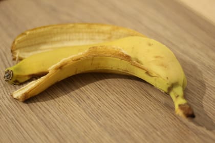 La cáscara de banana aporta potasio, fósforo y magnesio, quienes favorecen un desarrollo vegetal vigoroso