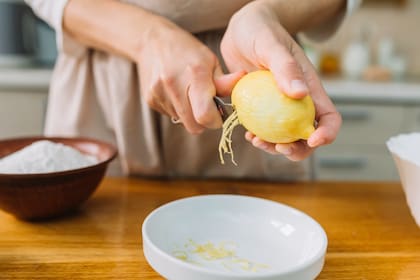 La cáscara de limón puede convertirse en un limpiador natural para los espacios donde almacenamos alimentos