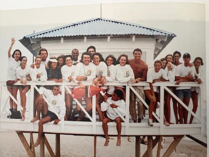 La casilla de las guardavidas (Dotto contrató exclusivamente a mujeres, algo poco común en aquellos tiempos). Entre los modelos está Nicolás Cúneo, quien luego fundaría su propia marca de ropa: Key Biscayne.