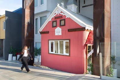 La casita de 1927 se integró al hotel y hoy funciona como puerta de ingreso