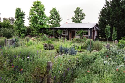 “La casita de la huerta”, un espacio lleno de encanto que funciona como depósito de herramientas y objetos del jardín.
