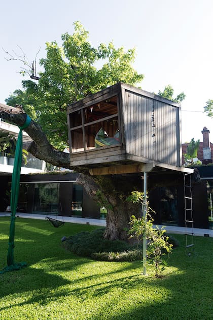 La casita del árbol sobre el viejo roble es otra de las estrellas del jardín. Con una tirolesa se accede directo a la pileta