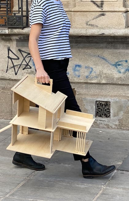 La casita se puede trasladar y decorar con stickers.