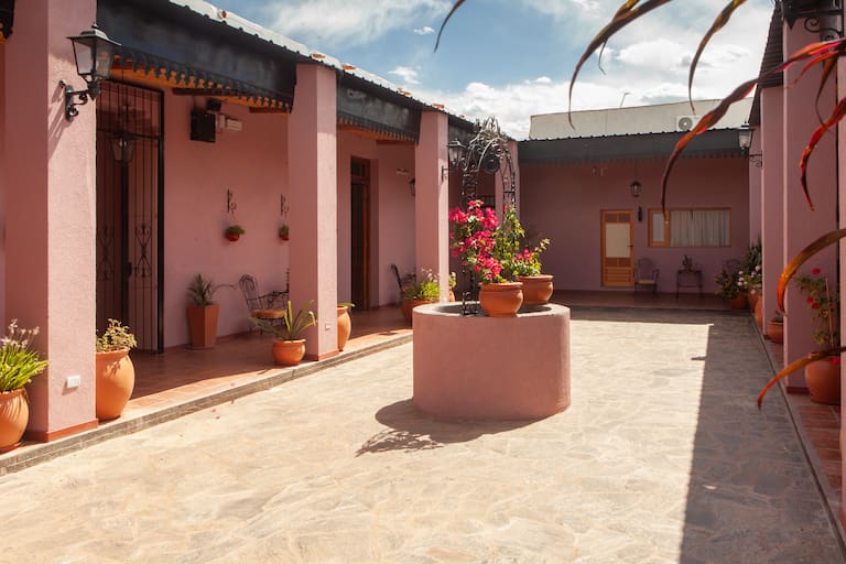 La Casona de Agus nuevo hotel boutique de Tinogasta. Ocupa el sitio de una antigua casa remodelada, a pasos de la plaza principal. Foto: Xavier Martín.