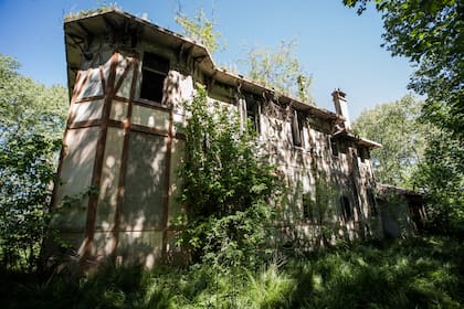 La “casona”. Así llaman a esta construcción en Ezeiza. Ya la han explorado otras veces.