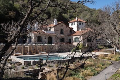 La casona conserva techos de tejas musleras, ventanas en arco, rejas ornamentales, balcones en volado y una lindísima entrada con vidrio repartido de colores