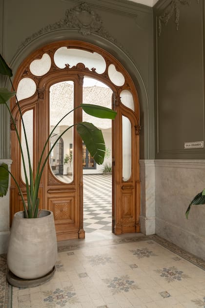 La casona de 1860 está ubicada sobre la calle San Juan 550 y no pasa inadvertida.