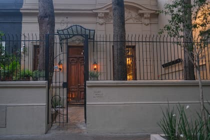 La casona de 1920 sobre Campos Salles a 2100 fue restaurada por el Estudio Ripani y Flota Creativa en 2021. Al año, abrió al público como Piedra Pasillo.