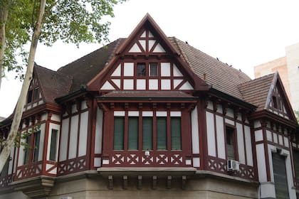 La casona de 1930, construida para la familia Werner, conserva intactos sus rasgos germánicos y las mansardas de tejas rojas que caracterizan al edificio
