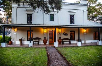 La casona de adobe de 1860 de Hygge Home donde funcionan los espacios comunes: recepción, restaurante, livings, galería, terraza.