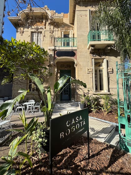 La casona de Bogotá y Chivilcoy está justo frente a la plaza Vélez Sársfield