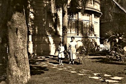 La casona de la calle Mercedes contaba con amplios jardínes como se muestra en esta imagen de la década del 60
