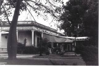 La casa de un prócer que se convirtió en una disco desenfrenada, conducida por un femicida y falsificador