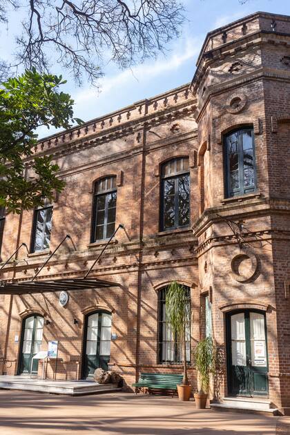 La casona original, edificio de ladrillos rojizos y aspecto inglés, del Jardín Botánico de Buenos Aires.