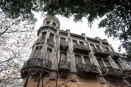 La catalana María Luisa Auvert Aurnaud encargó la construcción del edificio al arquitecto Guillermo Alvarez, uno de los referentes del modernismo catalán en Buenos Aires