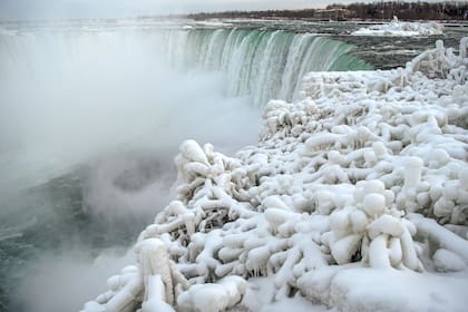 La catarata Horseshoe, parte de las cataratas del Niágara, cubierta de hielo y nieve.