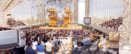 La Catedral de Cristal, en Garden Grove, California. Fue originalmente un estudio de televisión de la iglesia protestante de Robert H. Schuller. Hoy pertenece a la Diócesis Católica de Orange y ofrece servicios en inglés, español y vietnamita. Diseñada por Philip Johnson, es un ícono de la arquitectura posmoderna construido con más de 10.000 paneles de vidrio