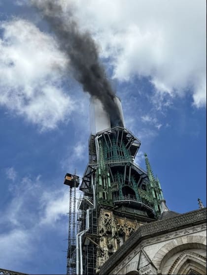 La catedral de Ruan en llamas en le día de hoy