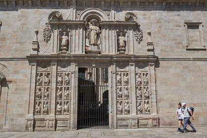 La catedral de Santiago de Compostela, en el norte de España, también tiene su puerta santa, la cual solo se abre en aquellos años que el 25 de julio (fiesta del apóstol Santiago) cae en domingo.