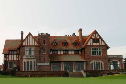 "La Catedral del Golf", fundado en 1900, y su espléndida mansión de estilo Tudor.
