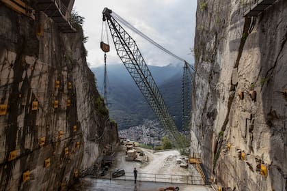 La catedral está íntegramente construida con un raro mármol de reflejos rosados que se extrae de una única cantera en Candoglia, en las laderas de los Alpes