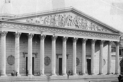 La Catedral Metropolitana a comienzo del siglo XX. Allí se mantiene por siglos la veneración de San Martín de Tours, su santo patrono.