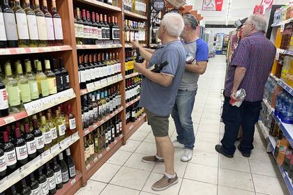 La categoría de bebidas con alcohol es la que muestra los peores resultados y en los primeros meses de 2025 profundizó su caída