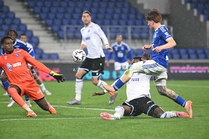 La categoría de 'Colo' Barco al definir de emboquillada ante el arquero Donovan Léon; lucidez y lucimiento en la misma acción.