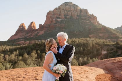 La Cathedral Rock como espectacular telón de fondo por el flamante matrimonio
