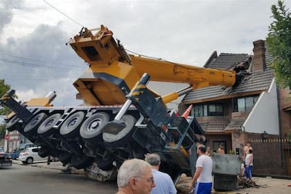 El accidente ocurrió el sábado mientras una grúa de la empresa Paolini Grúas intentaba ubicar una pileta de natación en el jardín trasero de la casa, ubicada en Saladillo al 2600