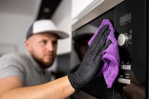 La causa principal es la oxidación del plástico por la exposición prolongada al calor, la grasa, el humo y la luz ultravioleta