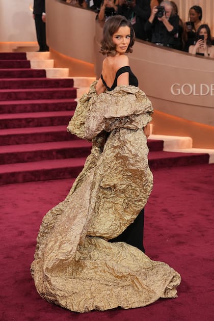 La cautivante actriz irlandesa que conquistó al público en The Traitors lució un vestido negro de Marmar Halim que coronó con unas imponentes mangas doradas