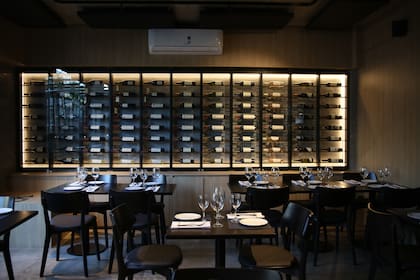 La cava a la vista es un gran atractivo, con etiquetas de todo el país.