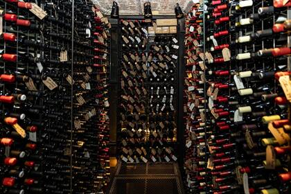 La cava, con 16.000 botellas distribuidas en 3 pisos