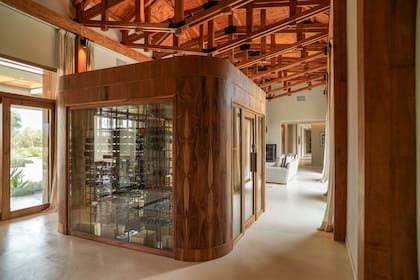 La cava curva -digna de la región vitivinícola- es protagonista en el living comedor.