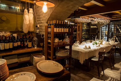 La cava del restaurante de Campana, espacio ideal para una comida íntima.