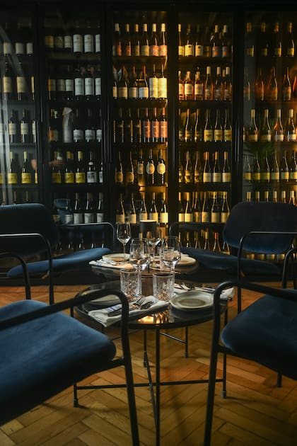 La cava vidriada que exhibe una selección de vinos nacionales e internacionales